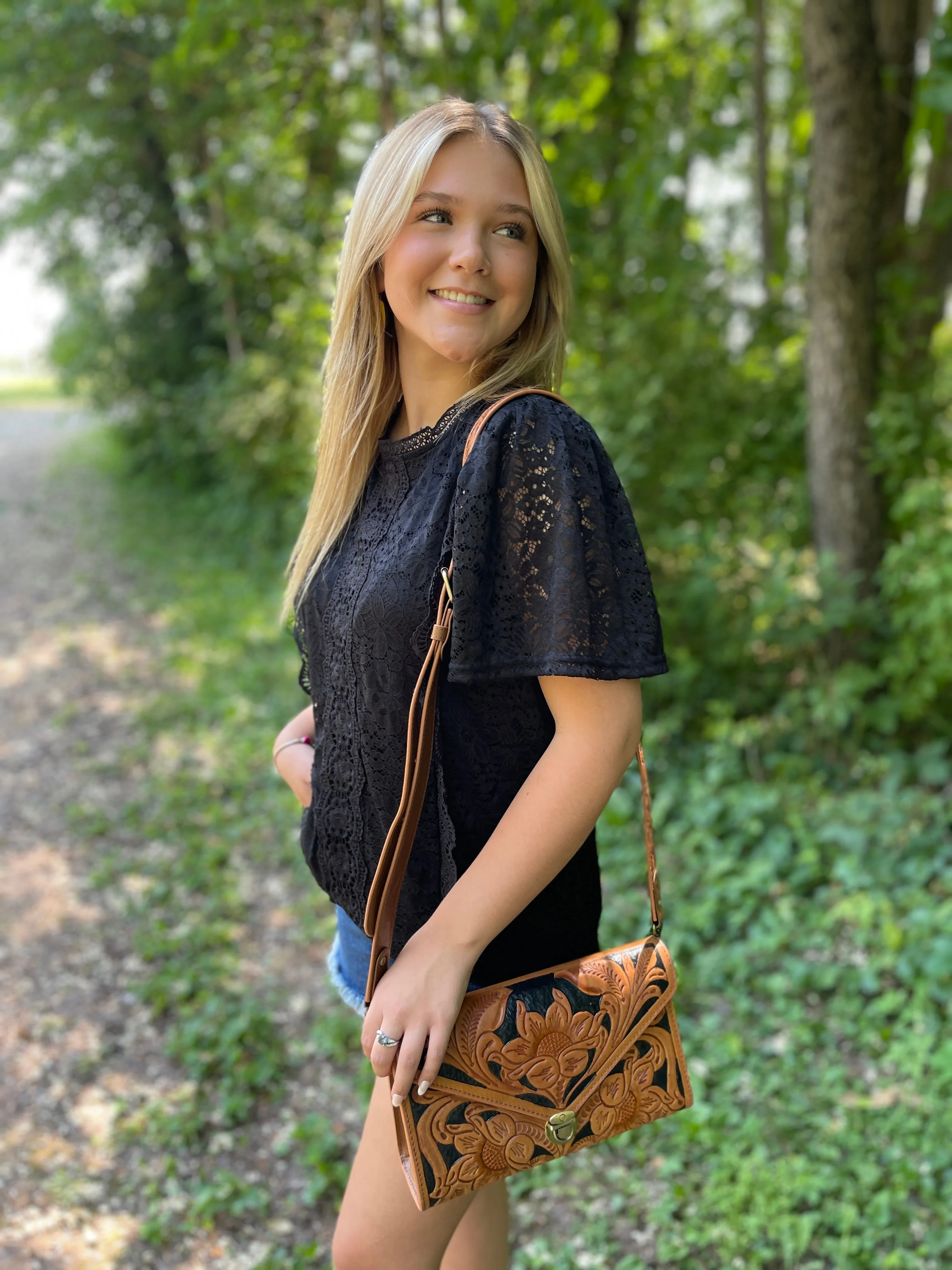 BLACK ALL OVER LACE SHORT SLEEVE TOP