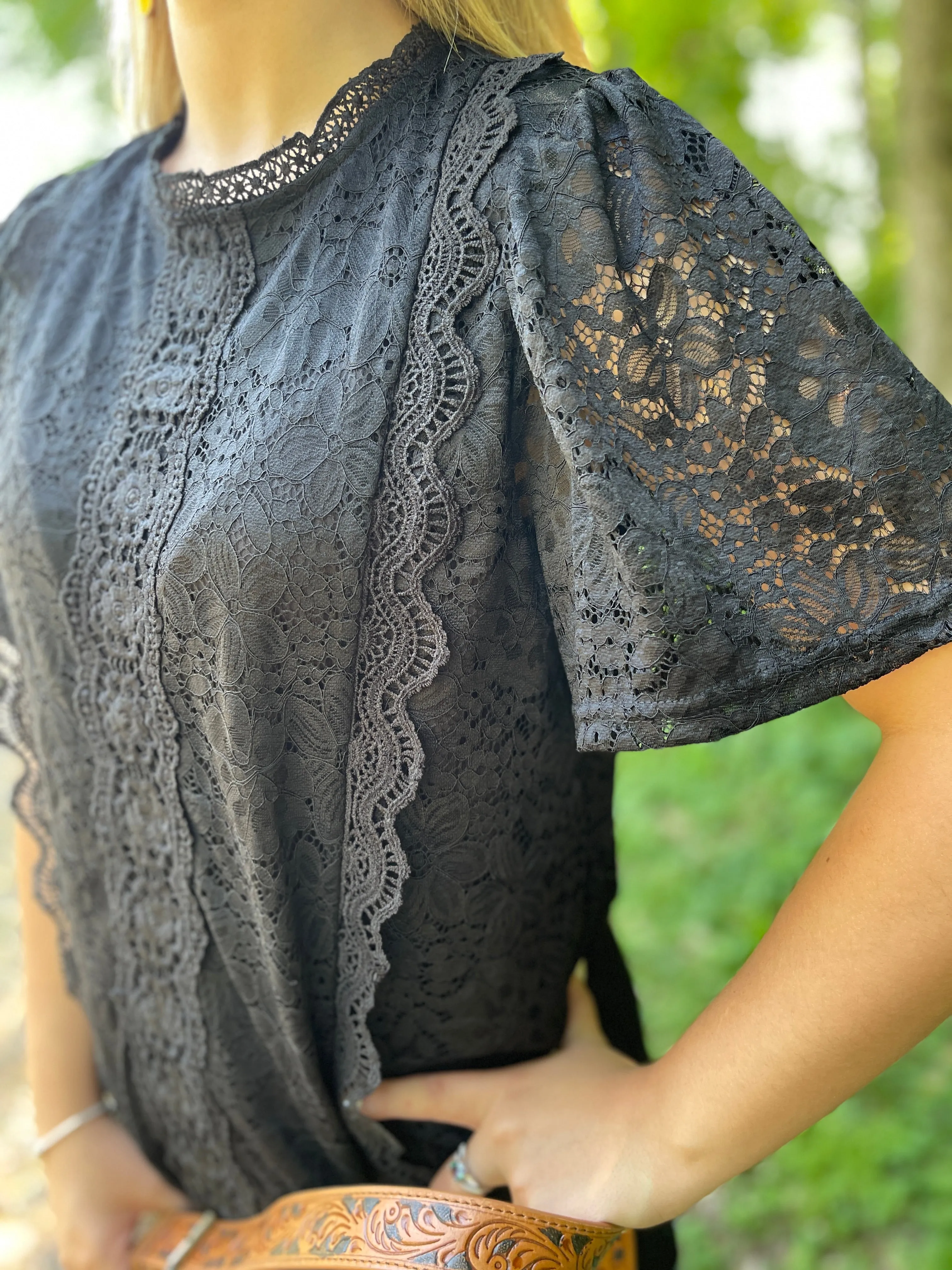 BLACK ALL OVER LACE SHORT SLEEVE TOP